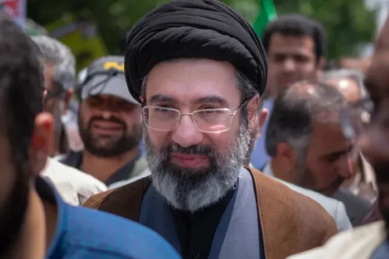 دشمن کے خلاف سخت موقف اپنایا جائے، ایرانی سپریم لیڈر کی مسلح افواج کو نئی ہدایات
