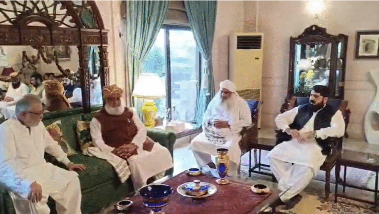 سیاسی صف بندی؛ پیر پگارا اور مولانا فضل الرحمان کی ملاقات، سندھ میں حکومت مخالف تحریک پر مشاورت