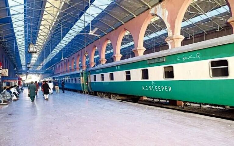 پاکستان ریلوے کے ملازمین کے 21 ارب 36 کروڑ روپے واجبات، وزارت ریلوے اور خزانہ آمنے سامنے