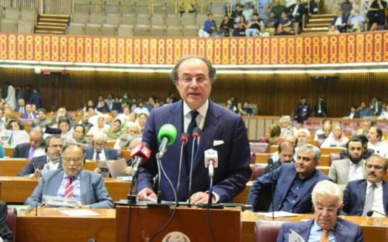 قومی اسمبلی میں وزیر خزانہ محمد اورنگزیب نے 18 ہزار ارب روپے سے زائد کا وفاقی بجٹ پیش کردیا