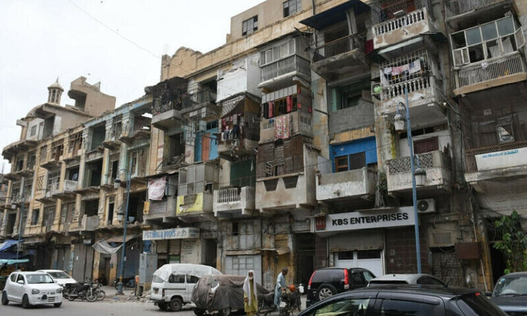کراچی میں بارشیں 584 مخدوش رہائشی عمارتوں کو خالی کرانے کا فیصلہ