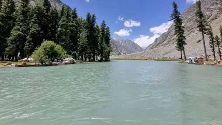 سوات : جھیل میں ویڈیو بناتے ہوئے سیاحوں کی گاڑی پھنس گئی