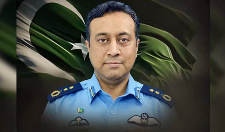 خاتون کی جان بچاتے ہوئے جامِ شہادت نوش کرنے والے گروپ کیپٹن عاصم طارق کی نمازِ جنازہ ادا، فوجی اعزاز کے ساتھ سپردِ خاک