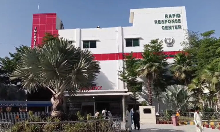 پاکستان میں پہلی بار جدید روبوٹک ٹیکنالوجی سے ریڑھ کی ہڈی کی سرجری؛ گمبٹ انسٹی ٹیوٹ نے نئی طبی تاریخ رقم کر دی