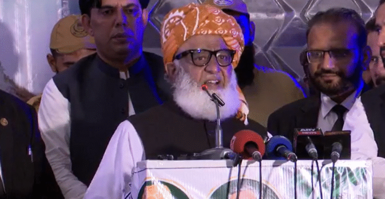 فضل الرحمٰن جھکنے یا سرینڈر کرنے کے لیے پیدا نہیں ہوا، معافی پروپیگنڈا کرنے والے مانگیں؛ مولانا فضل الرحمٰن