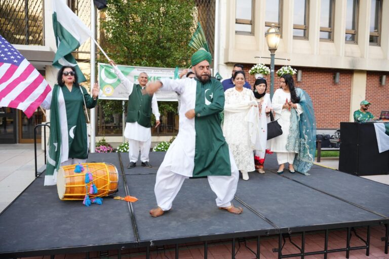 ہیمپسٹڈ ٹاؤن شپ میں پاکستانی یومِ آزادی کی رنگا رنگ تقریب، کمیونٹی کی بھرپور شرکت