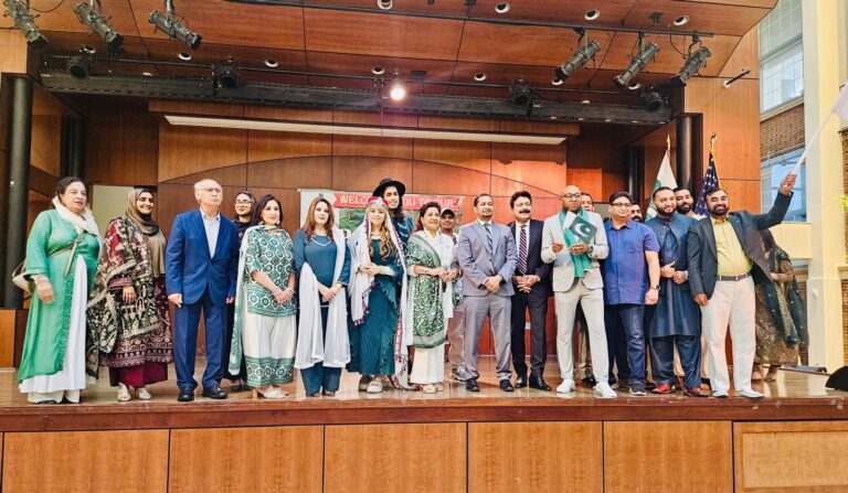نیویارک: کوئینز بورو ہال میں پاکستان کا یومِ آزادی شاندار انداز میں منایا گیا، کمیونٹی رہنماؤں کو ایوارڈز بھی دیئے گئے