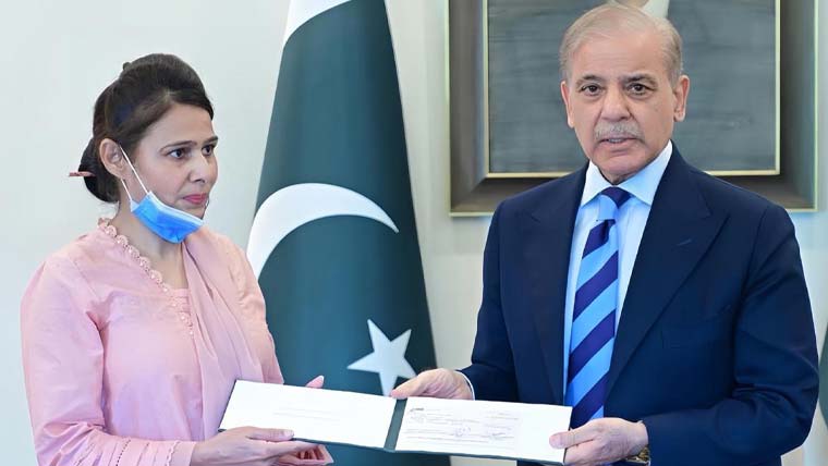 وزیراعظم کا نرس رضیہ نورین کو ایک کروڑ روپے کا چیک، بہادری پر خراج تحسین