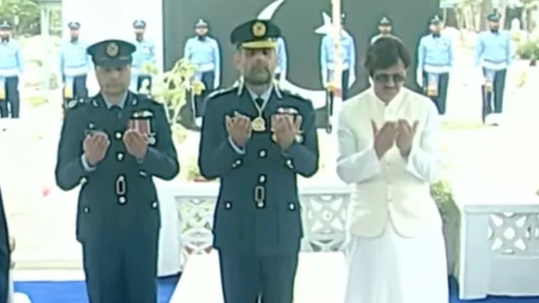 پائلٹ آفیسر راشد منہاس شہید کے مزار پر پھولوں کی چادر چڑھانے کی تقریب