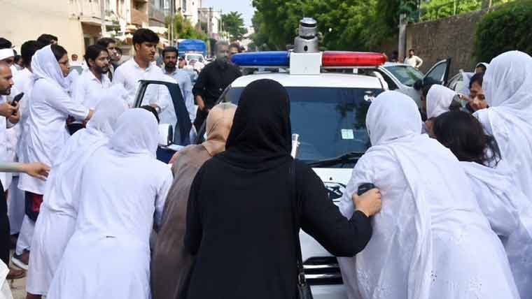 نرسنگ کالج پشاور میں طلبہ پر پولیس کے مبینہ تشدد، ڈی ایس پی، ایس ایچ او معطل