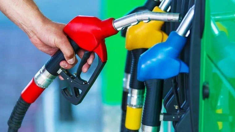 حکومت نے پٹرولیم مصنوعات کی قیمتوں میں کمی کردی