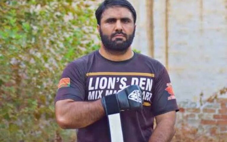 پاکستان کے عرفان محسود نے 10 کلو وزن کیساتھ ایک منٹ میں 38 ون ہینڈ پنچز لگا کر ورلڈ ریکارڈ قائم کر دیا