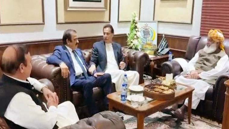 فضل الرحمان مذاکراتی ڈیڈلاک ختم کرانے کیلئے کردار ادا کرنے کو تیار، رپورٹ وزیراعظم کو پیش