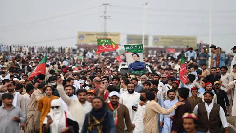 پی ٹی آئی کا لانگ مارچ سہیل آفریدی کی قیادت میں چارسدہ پہنچ گیا