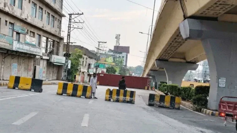 پشاور میں مختلف سڑکوں پر کنٹینرز لگا کر راستے بند