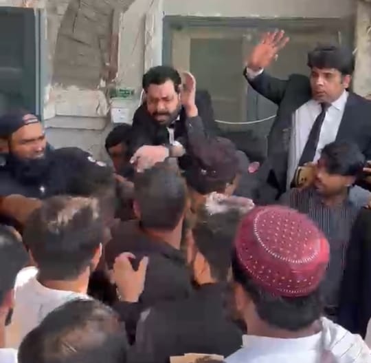ملتان: مزدور نوجوان کو گاڑی سے کچلنے کا کیس، ملزم توقیر عباس کا 4 روزہ جسمانی ریمانڈ منظور، پیشی پر وکلاء کا تشدد